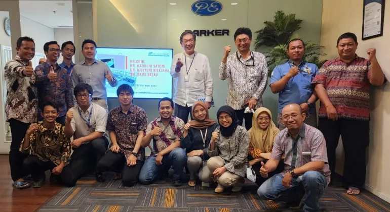 KETUA Kazuichi Satomi mengunjungi PT. Parker Engineering Indonesia, dan berfoto bersama dengan beberapa karyawan Parker Engineering Indonesia